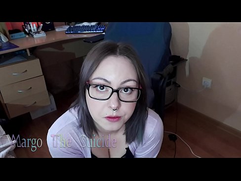 ❤️ Une fille sexy avec des lunettes suce profondément un gode devant la caméra ❌ Porno fait maison at us ❤