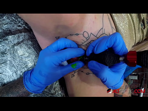 ❤️ Sully Savage, une chaudasse extrêmement tatouée, s'est fait tatouer le clitoris. ❌ Porno fait maison at us ❤