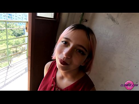 ❤️ Une étudiante sensuelle suce un étranger dans l'Outback - sperme sur son visage ❌ Porno fait maison at us ❤